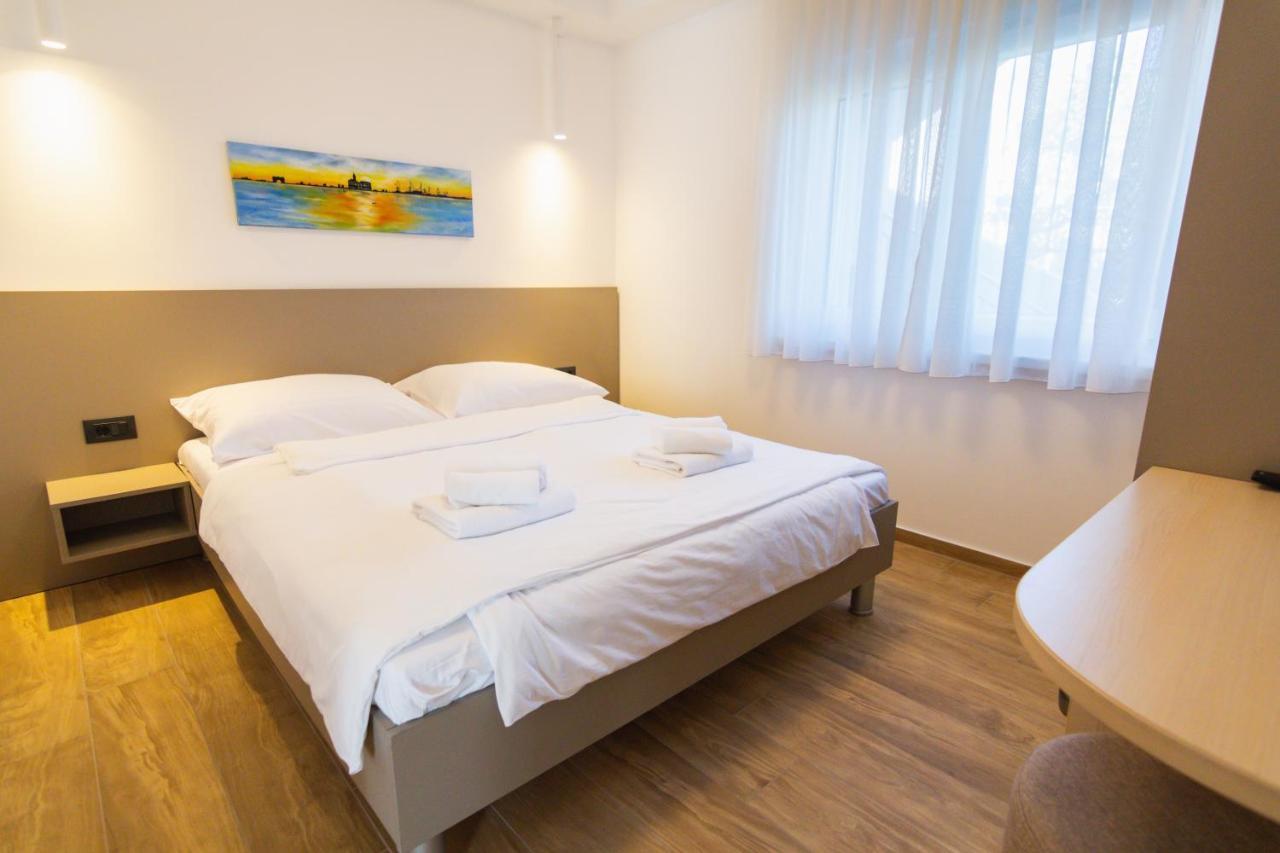 City Life With Free Parking Pula Bagian luar foto