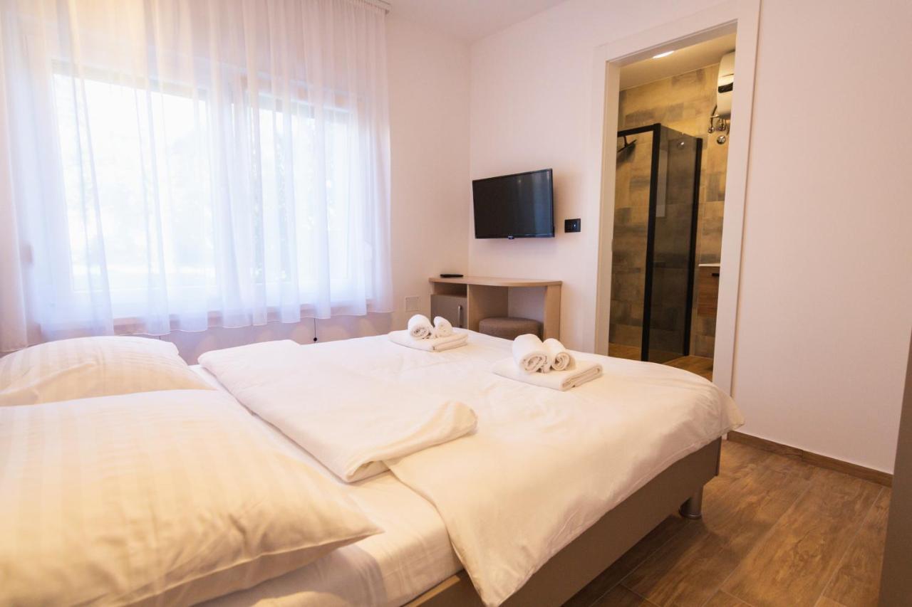 City Life With Free Parking Pula Bagian luar foto